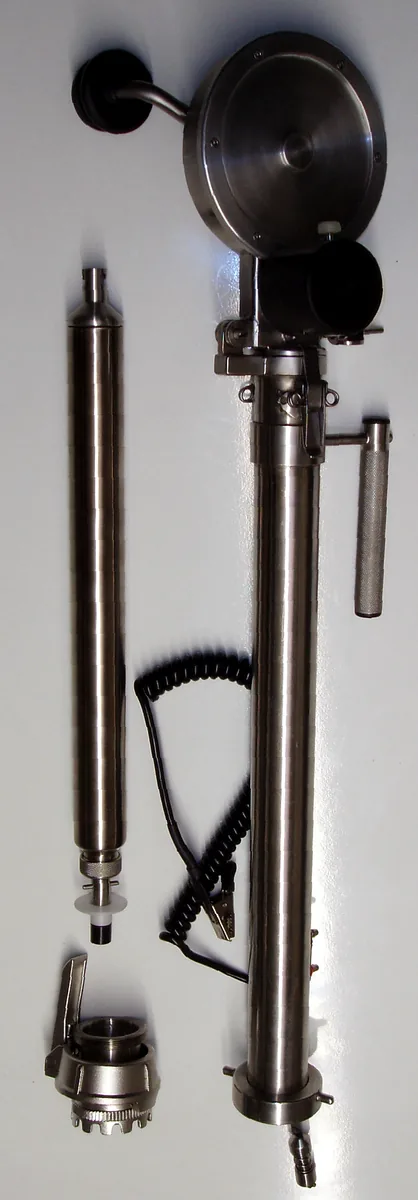 MK 7 closed winder with a running sampler, earth lead and valve coupling